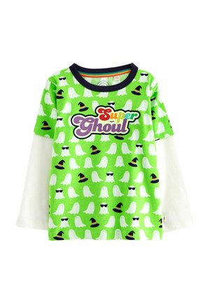 Chemise verte à manches longues avec manches blanches, présentant des motifs blancs de fantômes portant des lunettes de soleil et des chapeaux de sorcière, et le texte "Super Ghoul" sur la poitrine.