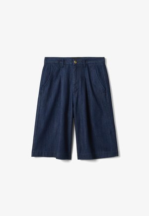 Pantalones cortos de mezclilla azul oscuro hasta la rodilla con pliegues delanteros, bolsillos laterales, trabillas para cinturón y cierre de botón en la pretina.