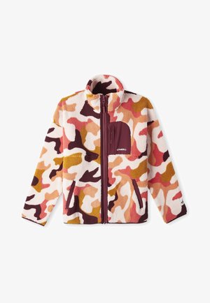 Fleecejakke i flerfarvet camouflage mønster med en vinrød lynlåslomme; kombineret med sorte leggings og hvide sneakers.