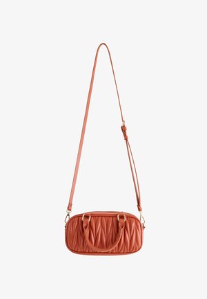 Oranssi nahkainen laukku, jossa on kahdet kahvat ja säädettävä olkahihna. Laukku on suorakuviomallinen ja siinä on hienovaraisia ompeluyksityiskohtia.