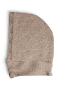 Bež pletena kapa z mehko teksturo. Ima prepognjen rob in podaljšano zasnovo, izdelana iz tople tkanine, primerne za hladnejše vreme.