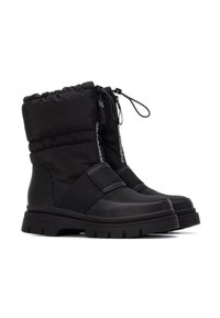 Botas negras con una parte superior de nailon acolchado, cordón ajustable y una suela de goma con una banda de rodadura gruesa y texturizada para mayor agarre.