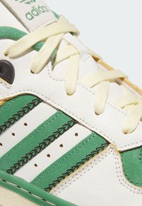 adidas Originals RIVALRY 86 LOW - Baskets basses - cloud white/preloved green/easy yellow