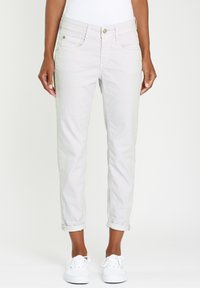 Světlé šedé kalhoty se rovnými nohavicemi, ohrnutými manžetami, předními kapsami a jednou zadní kapsou. Vyrobeny z bavlněné směsi.