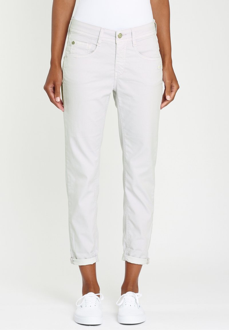 Světlé šedé kalhoty se rovnými nohavicemi, ohrnutými manžetami, předními kapsami a jednou zadní kapsou. Vyrobeny z bavlněné směsi.