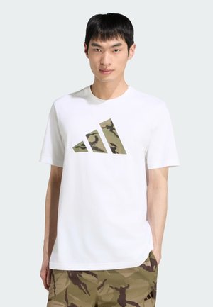 adidas Sportswear, ADIDAS CAMO THREE BAR LOGO GRAPHIC T SHIRT HERREN SPORTSHIRT - Camiseta estampada - white