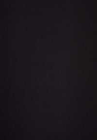 Czarna tkanina o gładkiej teksturze, prezentująca jednolity kolor i subtelny wzór tkania na całej powierzchni, bez widocznych wzorów ani akcentów.