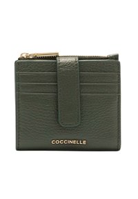 Portefeuille en cuir vert avec une finition texturée, comprenant des emplacements pour cartes, un compartiment zippé et un logo doré de la marque sur l'avant.