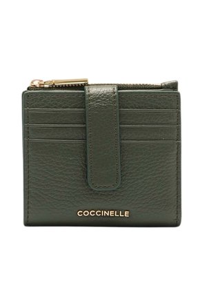 Portafoglio verde in pelle con finitura testurizzata, dotato di slot per carte, un compartimento con zip e un logo dorato con marchio sul fronte.