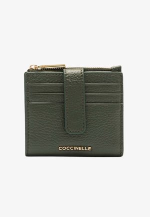 Portafoglio verde in pelle con finitura testurizzata, dotato di slot per carte, un compartimento con zip e un logo dorato con marchio sul fronte.