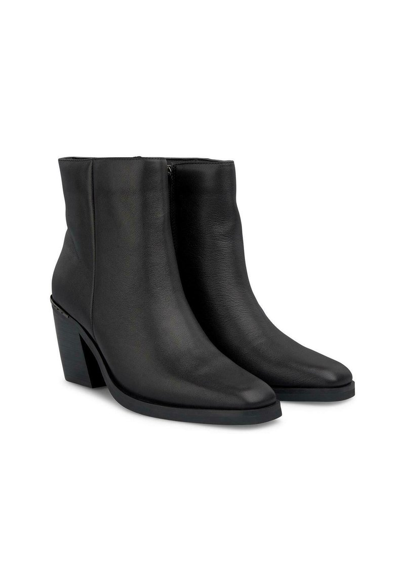 Bottines noires en cuir avec un bout pointu, un design ajusté et un talon épais. Texture lisse et style minimaliste, avec une fermeture éclair sur le côté.
