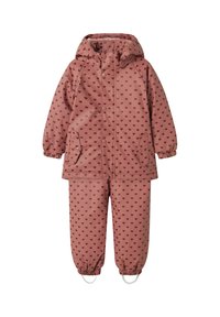 Dětská růžová voděodolná bunda a kalhoty se vzorem vínových srdíček, elastickými manžetami, kapucí a úchyty na nohavicích.