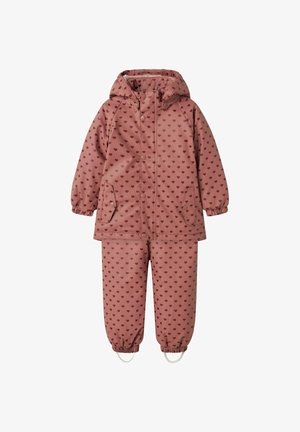 Completo giacca e pantaloni impermeabili rosa per bambini con motivi a cuori color amaranto, polsini elastici, cappuccio e lacci sui pantaloni.