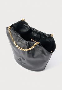 Borsa a mano in pelle nera con parte superiore arricciata, tracolla a catena dorata e tasca interna. Texture liscia e dettaglio logo in rilievo sulla parte anteriore.