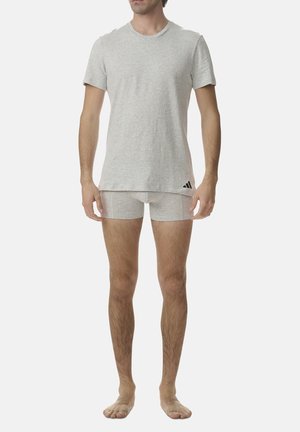 Graues Baumwoll-T-Shirt mit kurzen Ärmeln, rundem Halsausschnitt und Logodetail, kombiniert mit passenden grauen Boxershorts.
