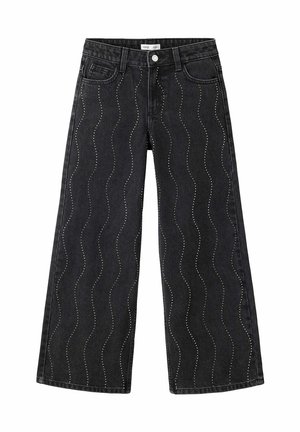 Jean noir à jambes larges avec des lignes ondulées verticales de petits clous argentés courant sur le devant sur fond blanc.