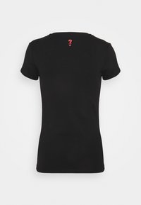 Sort kortærmet t-shirt med en tætsiddende pasform. Har et lille rødt spørgsmålstegn grafik på baghalsen. Blødt bomuldsmateriale.