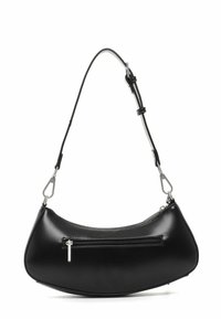 Borsa a tracolla in pelle nera con forma curva, dotata di una tasca frontale con zip e di una tracolla removibile con dettagli in metallo argentato.