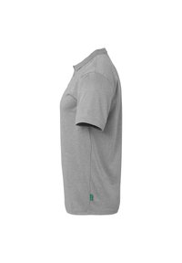 Grijze polo met korte mouwen, gemaakt van een zachte katoenmix, met een klassieke kraag en een klein groen merkje aan de zijkant.