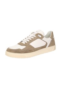 Niedrig geschnittene Sneaker mit beigen Wildleder-Akzenten und weißen Lederoberflächen, weißen Schnürsenkeln und einer cremefarbenen Gummisohle.