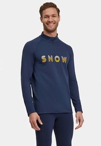 Marineblaues Langarmshirt mit Stehkragen; verfügt über einen Halb-Reißverschluss und den gelben Schriftzug "SNOW". Weicher, elastischer Stoff für Komfort.