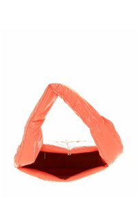 Sac à main triangulaire doux orange avec une texture rembourrée et un dessus ouvert dévoilant un intérieur spacieux.