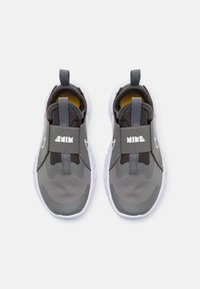 Nike Performance FLEX RUNNER 2 UNISEX - Scarpe da corsa su strada - flat pewter/white/medium ash/photo blue