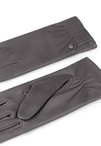 Ein Paar dunkelgraue Lederhandschuhe mit gerafftem Handgelenk und kleinem runden Metallsymbol auf einem der Bündchen, flach auf einem weißen Hintergrund präsentiert.