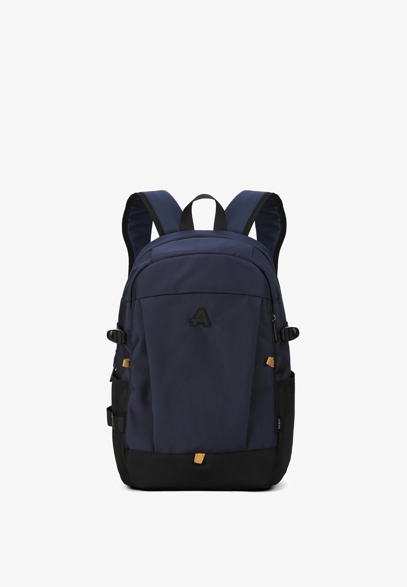 Zaino blu navy con base nera, materiale in tessuto, spallacci imbottiti, tasca frontale con zip e logo sul davanti.