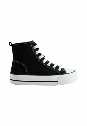 Sort høj top sneaker med hvide snørebånd, hvid gummisål og hvid tåhætter, vist fra siden på en hvid baggrund.