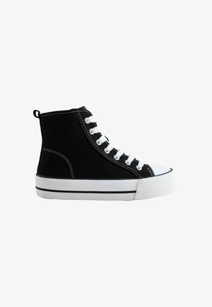 Czarny wysokowy sneaker z białymi sznurówkami, białą gumową podeszwą i białym noskiem, pokazany z boku na białym tle.