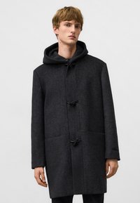 Donkergrijze wollen jas met een kap, voorzien van togglesluiting, lange mouwen en een rechte snit. Gladde textuur, minimalistisch ontwerp en zakken.