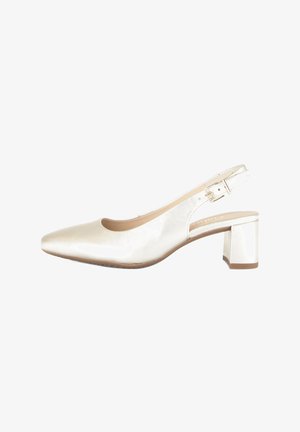 Escarpin à bride arrière en satin beige avec un bout pointu, un talon bloc et une bride de cheville ajustable. Texture lisse avec un minimum de détails.