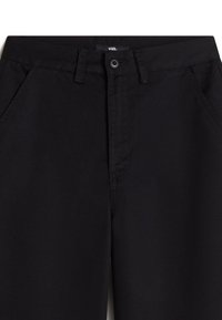 Zwarte katoen broek met een knoopsluiting, voorzakken en een gladde textuur. Standaard pasvorm met subtiele stikseldetails.