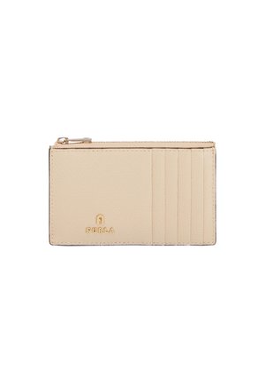 Portafoglio in pelle beige con logo dorato in rilievo, chiusura con zip e più scomparti per carte. Esterno testurizzato con bordi lisci.