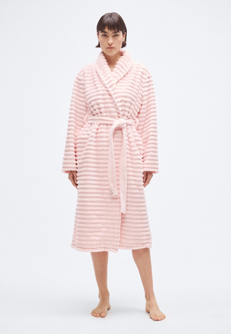 Halat de baie roz cu dungi, realizat din material pufos, având guler șal, curea și mâneci lungi cu linii orizontale texturate.