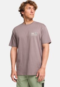 Korte mouw, mauve katoenen t-shirt met een kleine, multicolore graphic op de linkerborst met berg- en golfontwerpen.