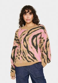 Maglione lavorato a maglia beige con motivo animalier nero e rosa. Presenta maniche lunghe e scollatura rotonda. Il tessuto sembra morbido e strutturato.