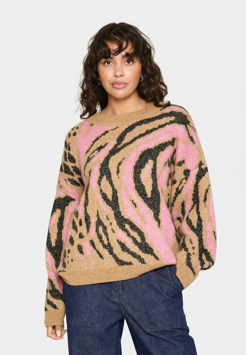 Maglione lavorato a maglia beige con motivo animalier nero e rosa. Presenta maniche lunghe e scollatura rotonda. Il tessuto sembra morbido e strutturato.
