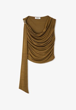 Olivově zelený top s jedním ramínkem. Vyznačuje se měkkou tkaninou, texturovaným nabíráním a dlouhým páskem s kovovými detaily.