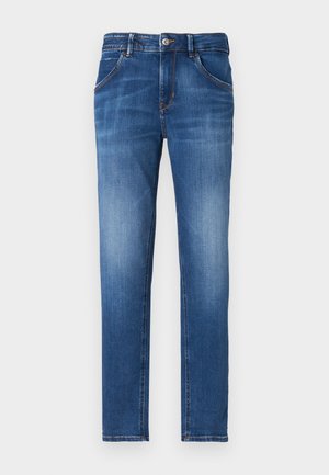 Jean en denim bleu ajusté avec une finition délavée, cinq poches, fermeture à bouton à l'avant et détails de couture contrastés.