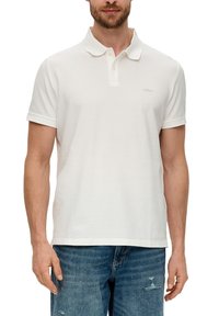 Weißes Poloshirt mit Kragen, kurzen Ärmeln und subtil strukturiertem Stoff. Mit kleinem Logo auf der Brust und geradem Saum.