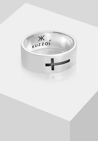 Hõbreniit lame bändi disainiga. Omab musta risti detaili ja sees on graveeritud "KUZZOI". Sile ja läikiv metallviimistlus.