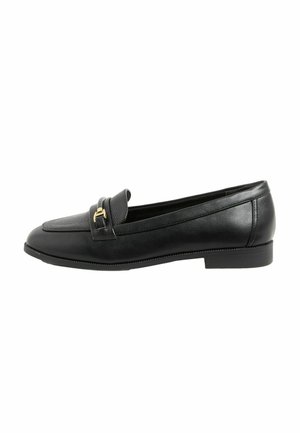 Mocassin en cuir noir avec un panneau avant texturé, accent en matériel doré, embout arrondi et petit talon empilé. Fini lisse et design classique.