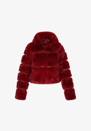 Punainen tekoturkis cropped-takki hupulla, jossa on teksturoitu muotoilu, leveät hihat ja vaakasuorat saumat, jotka antavat ylellisen ilmeen.