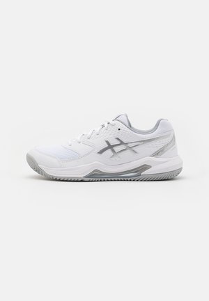 Hvid og grå atletiksneaker med snørelukning foran, tekstureret sål og sidelogo, vist fra ydersiden på en ensfarvet baggrund.