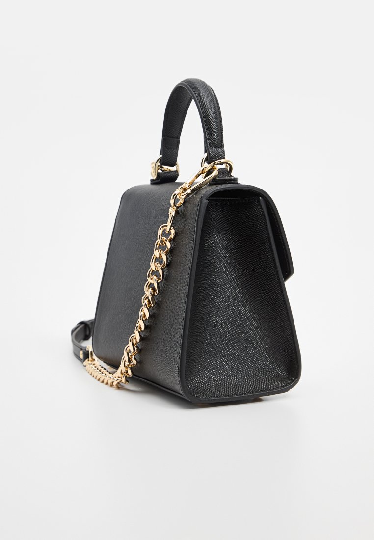 Borsa a tracolla nera a struttura rigida, realizzata in materiale testurizzato, con manico superiore e una tracolla in catena dorata. Forma triangolare con una finitura liscia.