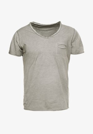 Graues Baumwoll-V-Ausschnitt-T-Shirt mit kurzen Ärmeln, einer Brusttasche mit ovalem Ausschnitt und lockerer Passform. Die Textur wirkt glatt und leicht.