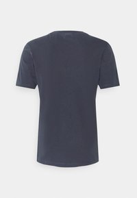 T-shirt gris foncé à manches courtes avec un col rond, texture lisse et ourlet droit en bas, sans logos ni motifs visibles.