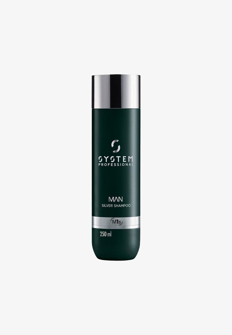 Groene plastic fles van System Professional Man Silver Shampoo, 250 ml, met een zilveren dop, witte branding en een horizontale zilveren streep.